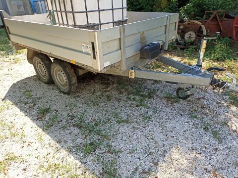 Utánfutó eladó – ráfutófékes, 1,8t, platós, billenős Utánfutó eladó – ráfutófékes, 1,8t, platós, billenős