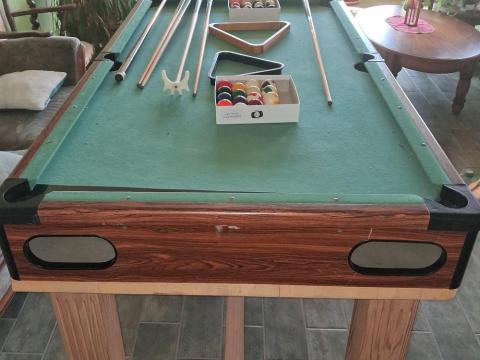Biliárd asztal kicsi, teljes felszereléssel Biliárd asztal kicsi, teljes felszereléssel