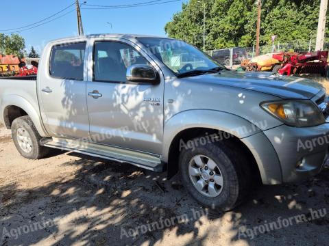 Toyota Hilux SR felszereltséggel eladó Toyota Hilux SR felszereltséggel eladó