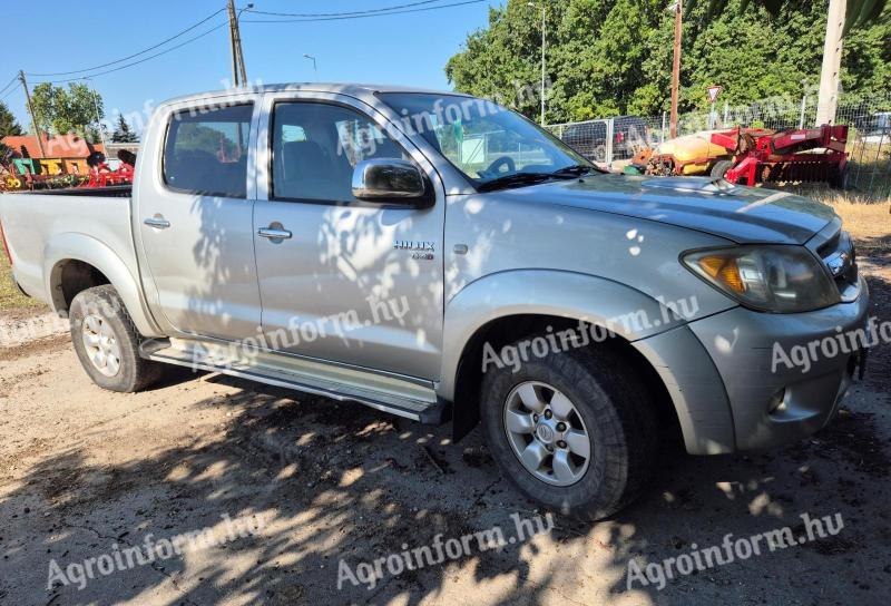 Toyota Hilux SR felszereltséggel eladó