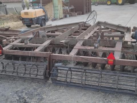 IH nehéz tárcsa eladó – 4 méteres, új szállítógumikkal és rögtörő hengerrel IH nehéz tárcsa eladó – 4 méteres, új szállítógumikkal és rögtörő hengerrel