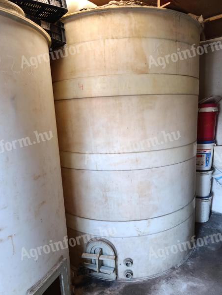 Műanyag boros tartályok 2×32 hl és 1×52 hl eladó