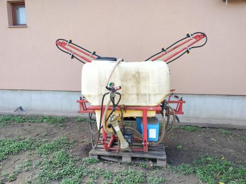 Vegyszerező 660 l,  12 méteres kerettel Vegyszerező 660 l,  12 méteres kerettel