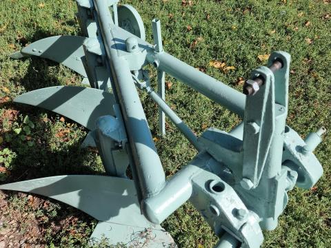 Eladó 3-as csővázas eke újszerű ekevasakkal Eladó 3-as csővázas eke újszerű ekevasakkal