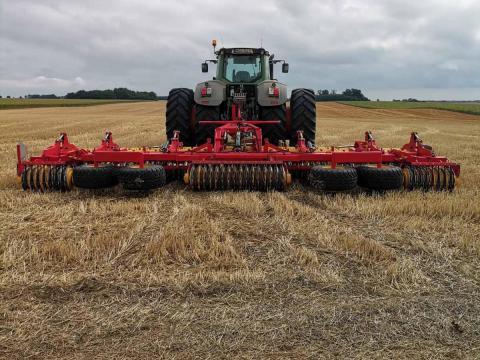 Väderstad Carrier 820 eladó keveset használt, kiváló állapotban Väderstad Carrier 820 eladó keveset használt, kiváló állapotban