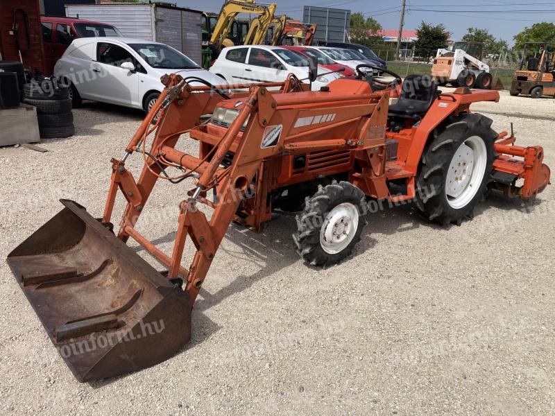 Kubota L1-235DT gyári homlokrakodós japán kistraktor szervókormánnyal eladó