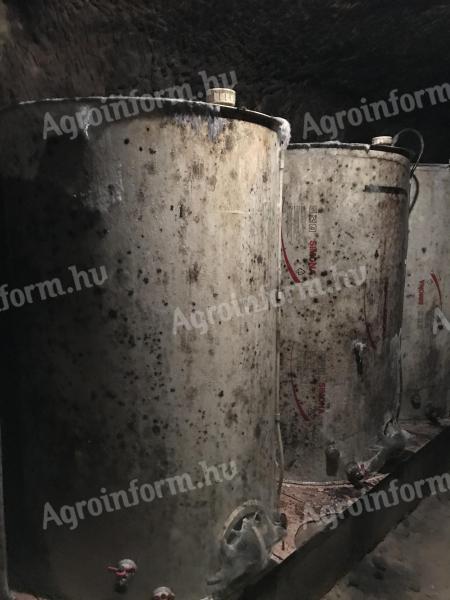 Bor tároló élelmiszeripari tartályok 1000 l-es eladók