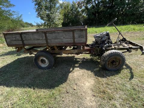 UAZ billenős platóval, motor nélkül, hajtások rendben UAZ billenős platóval, motor nélkül, hajtások rendben