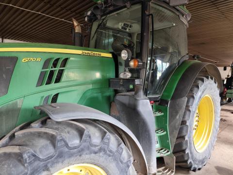 John Deere 6170R traktor gyári monitorral, mellső súllyal és automata vonófejjel John Deere 6170R traktor gyári monitorral, mellső súllyal és automata vonófejjel