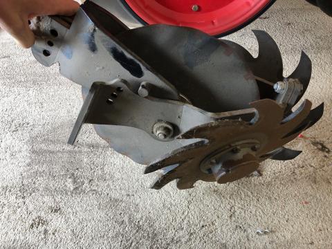 Sortisztító és elővágó tárcsaegység szemenkénti vetőgéphez eladó Sortisztító és elővágó tárcsaegység szemenkénti vetőgéphez eladó