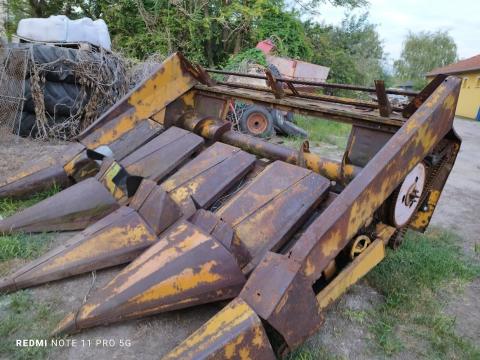 Kukorica adapter 4 soros napraforgóra szerelve, ferdefelhordóval E 514 kombájnhoz eladó Kukorica adapter 4 soros napraforgóra szerelve, ferdefelhordóval E 514 kombájnhoz eladó