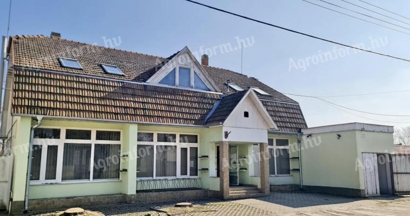 253 m²-es építmény eladó Apátfalván, kiváló elhelyezkedéssel az M43-as autópályához és a román határhoz közel