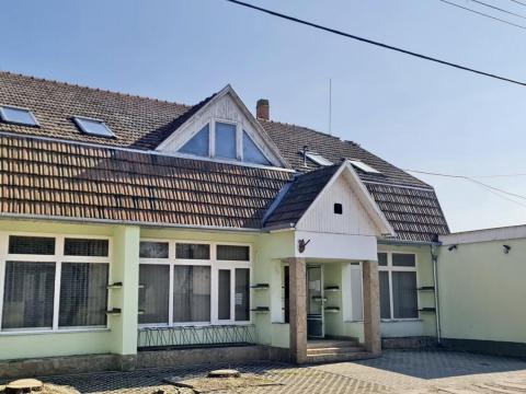 253 m²-es építmény eladó Apátfalván, kiváló elhelyezkedéssel az M43-hoz és a román határhoz közel 253 m²-es építmény eladó Apátfalván, kiváló elhelyezkedéssel az M43-hoz és a román határhoz közel