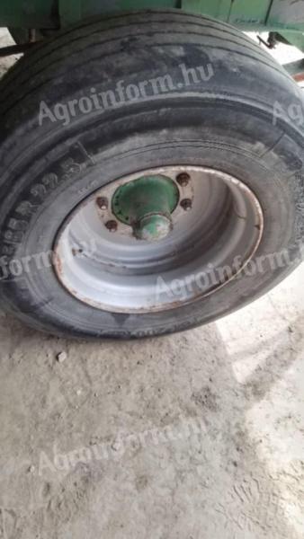 Kamion kerekek,  8 lyukas,  HW80 11 és T088 alá,  eladó jó állapotban,  385/65 R 22,5