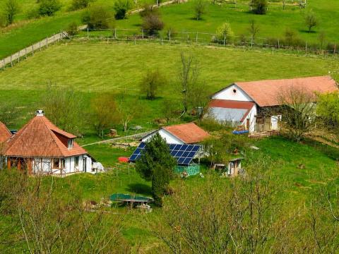Gyönyörű környezetben gazdaság istállóval, sajtüzemmel, lakóházzal és melléképületekkel eladó Gyönyörű környezetben gazdaság istállóval, sajtüzemmel, lakóházzal és melléképületekkel eladó
