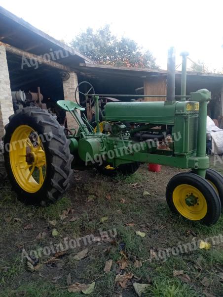 Veterán traktor John Deere A
