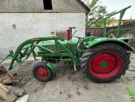 Fendt kistraktor homlokrakodóval, kaszával és bálatüskével