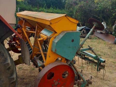 Gabonavetőgép eladó – BOTS, csoroszlyás, magtakaróval Gabonavetőgép eladó – BOTS, csoroszlyás, magtakaróval