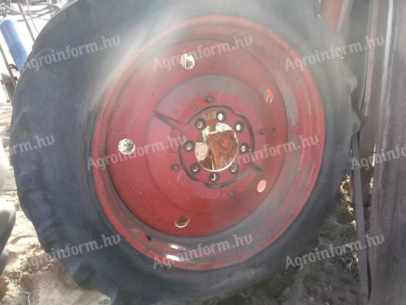 15.5x38 MTZ gumi felnivel keréksúllyal eladó