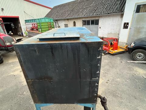 Gàzolaj tárolására alkalmas 2000l fémtartály Gàzolaj tárolására alkalmas 2000l fémtartály