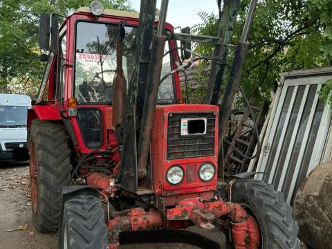 MTZ 82 homlokrakodóval, kevés üzemórával eladó