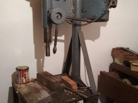 Eladó masszív állványos fúrógép fúrótokmánnyal