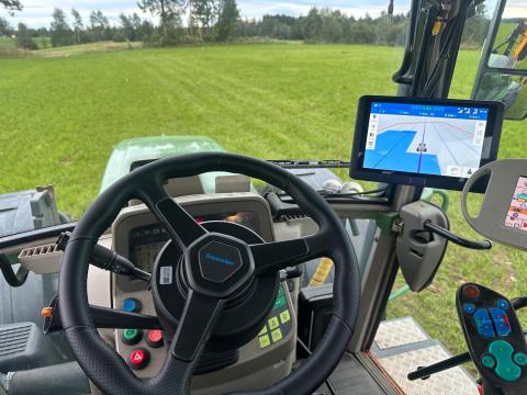 Sveaverken F200 MAX automata kormányzás,  robotkormány,  RTK – John Deere,  New Holland,  Massey Ferguson,  Fendt,  Claas,  Zetor,  Deutz Fahr Sveaverken F200 MAX automata kormányzás,  robotkormány,  RTK – John Deere,  New Holland,  Massey Ferguson,  Fendt,  Claas,  Zetor,  Deutz Fahr