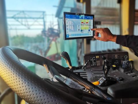 Sveaverken F200 MAX automata kormányzás, robotkormány, RTK – John Deere, New Holland, Massey Ferguson, Fendt, Claas, Zetor, Deutz-Fahr, MTZ