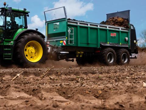 BRIRI UTS sorozat univerzális profi szervestrágyaszóró 12-16 t össztömeg BRIRI UTS sorozat univerzális profi szervestrágyaszóró 12-16 t össztömeg