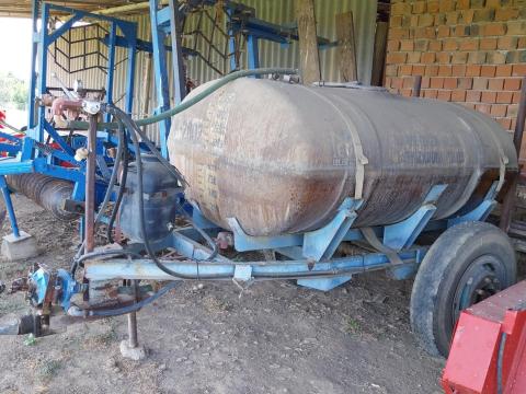 Eladó Novor 2050 literes szántóföldi permetező szivattyúval Eladó Novor 2050 literes szántóföldi permetező szivattyúval