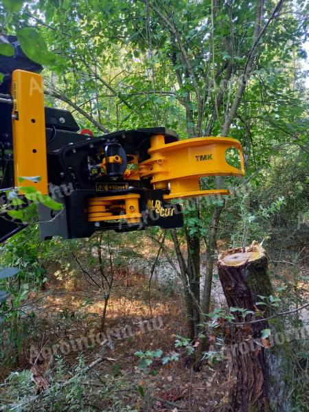 Útszéli, szántóföldszéli fák, bokrok, belógó ágak biztonságos gondozása, megfogása, vágása és rakodása egy adapterben