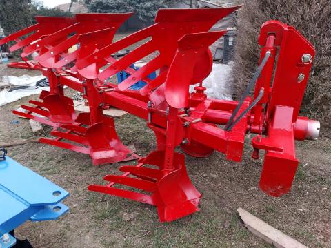 Hármas váltva forgatós eke, új állapotban Hármas váltva forgatós eke, új állapotban