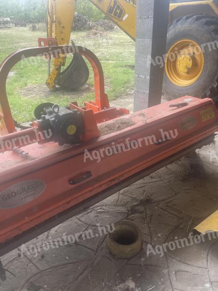 EFGCH220M hidraulikus eltolású kalapácsos szárzúzó GEOGRASS