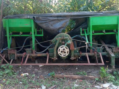 6 soros SPC vetőgép rozsdamentes műtrágya szóróval eladó 6 soros SPC vetőgép rozsdamentes műtrágya szóróval eladó