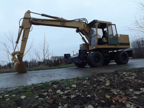 Caterpillar 212 B FT - Aki kapja marja Caterpillar 212 B FT - Aki kapja marja