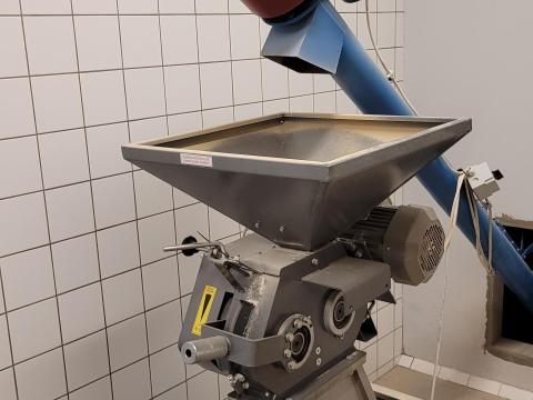 Robix 600 takarmányroppantó eladó – maláta, szemestermény feldolgozására Robix 600 takarmányroppantó eladó – maláta, szemestermény feldolgozására