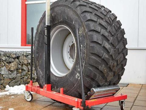 Fliegl kerékszerelő kocsi