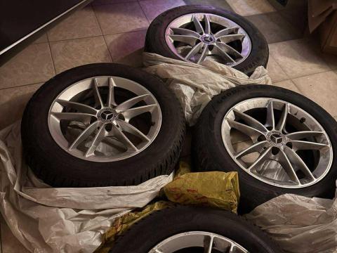 4 db eredeti gyári Mercedes alufelni téli gumival eladó 4 db eredeti gyári Mercedes alufelni téli gumival eladó
