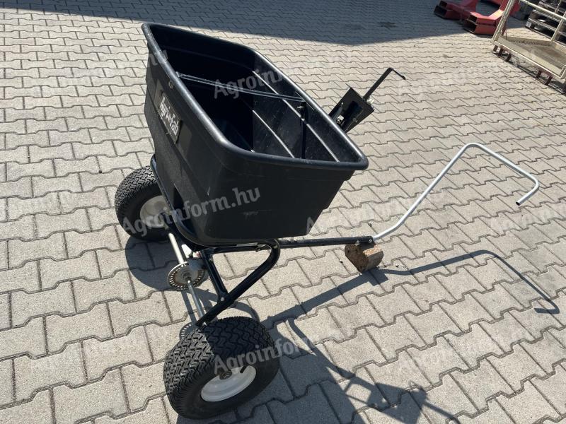 Vontatott szóró kézzel vagy fűnyíró traktorral húzható, 80 kg kapacitással