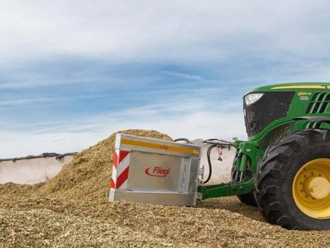 Fliegl MAXI siló- és terménytolólap – mezőgazdasági munkagép közvetlenül a gyártótól Fliegl MAXI siló- és terménytolólap – mezőgazdasági munkagép közvetlenül a gyártótól
