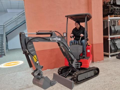 Everun ERE12 Pro mini forgó kotró Kubota motorral Everun ERE12 Pro mini forgó kotró Kubota motorral