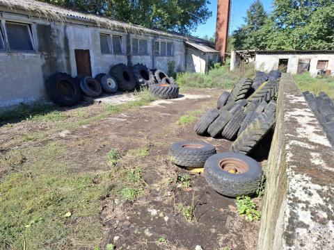 Rengeteg mezőgazdasági gumiabroncs,  jellemzően felnivel Rengeteg mezőgazdasági gumiabroncs,  jellemzően felnivel