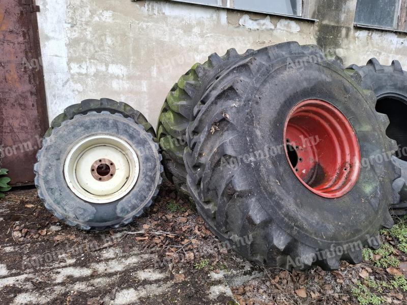Rengeteg mezőgazdasági gumiabroncs,  jellemzően felnivel