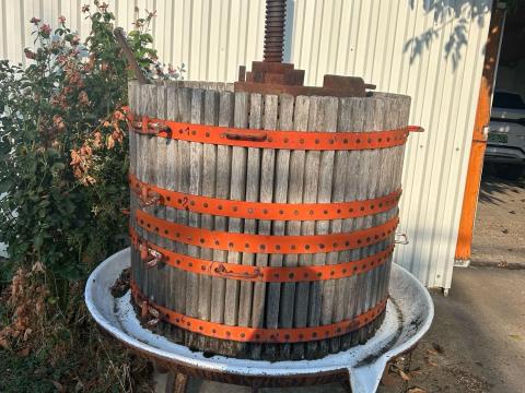 Szőlőprés hagyományos rökkfejes, 1000 literes kosárral Szőlőprés hagyományos rökkfejes, 1000 literes kosárral