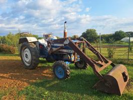 Ford 4000-8 homlokrakodós traktor eladó