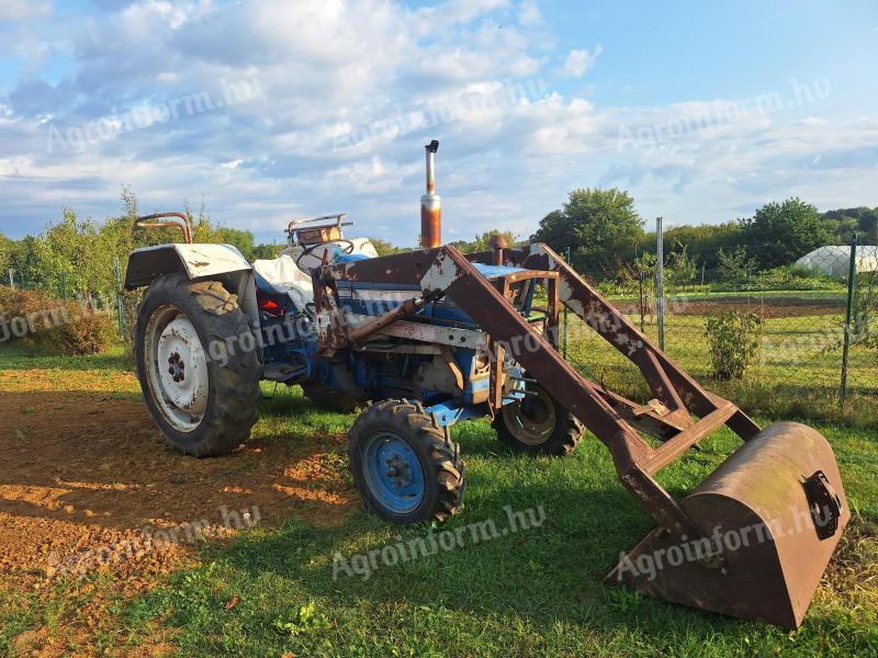 Ford 4000-8 homlokrakodós traktor eladó