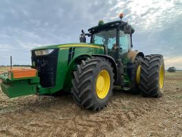 John Deere 8370R traktor kapcsolható ikerkerékkel