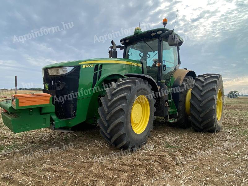 John Deere 8370R traktor kapcsolható ikerkerékkel