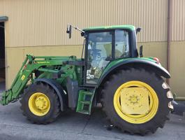 John Deere 6115M traktor homlokrakodóval eladó