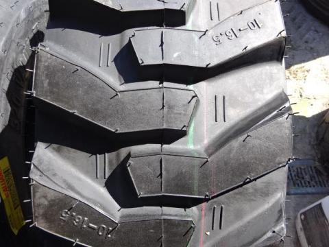 10R16.5 Ceat Grip Master Loader Új gumiabroncs 10R16.5 Ceat Grip Master Loader Új gumiabroncs